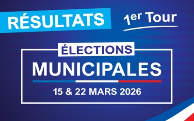 Visuel avec un fond bleu et un texte écrit "Résultats du 1er tour des élections municipales" avec les dates des élections (15 & 22 mars 2026). Au milieu de l'image et sur le côté en bas à droite se trouve le drapeau tricolore français.