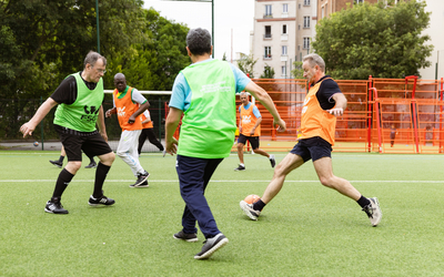 Une équipe de seniors jouant au foot.