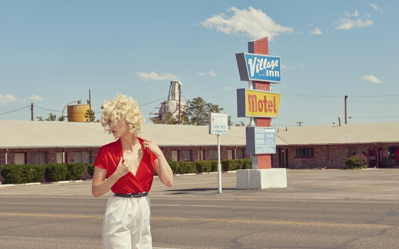 Une femme sur un parking aux Etats-Unis