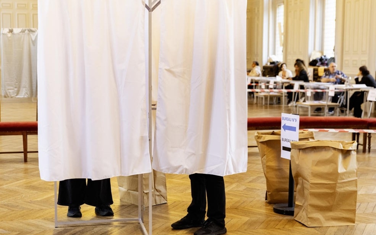 électeurs dans un isoloir