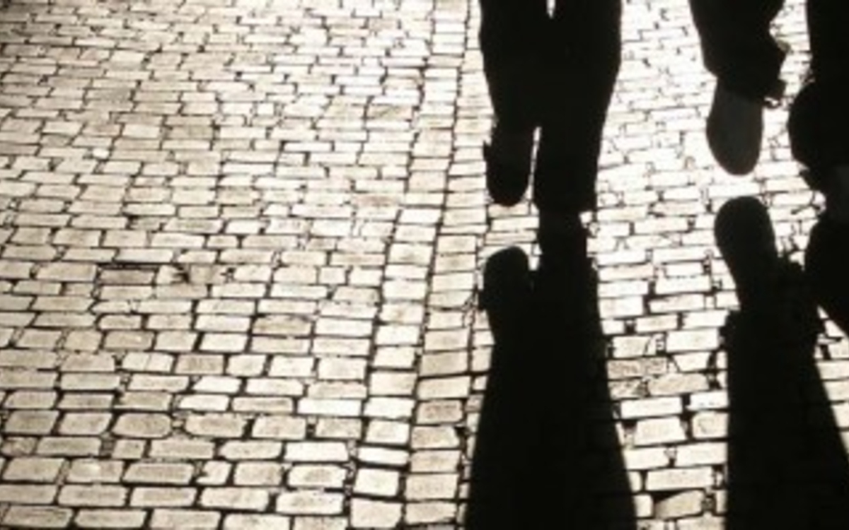 silhouettes et ombres dans la rue