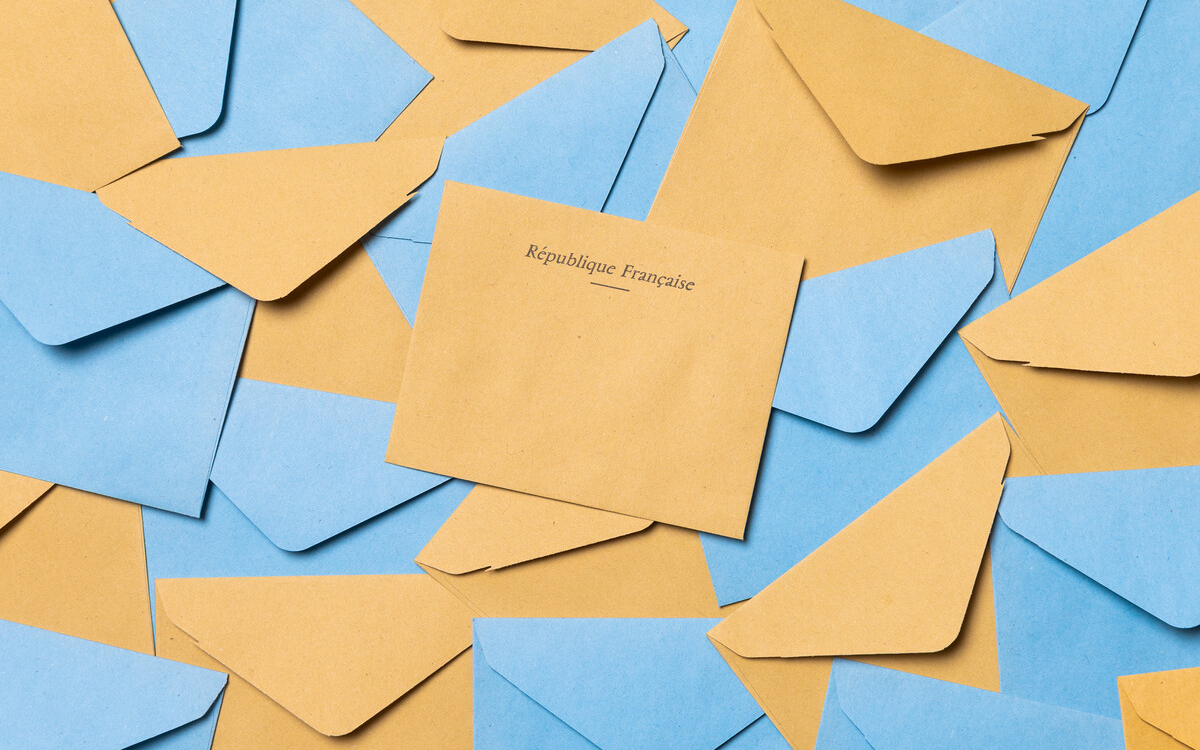 Bulletins de vote jaune et bleu