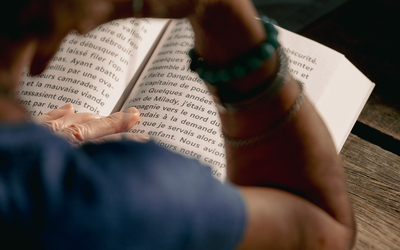 Une personne s'adonne au plaisir de la lecture, sous le soleil printanier.