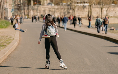 Une personne fait du roller le long de la Seine, et sous le soleil.