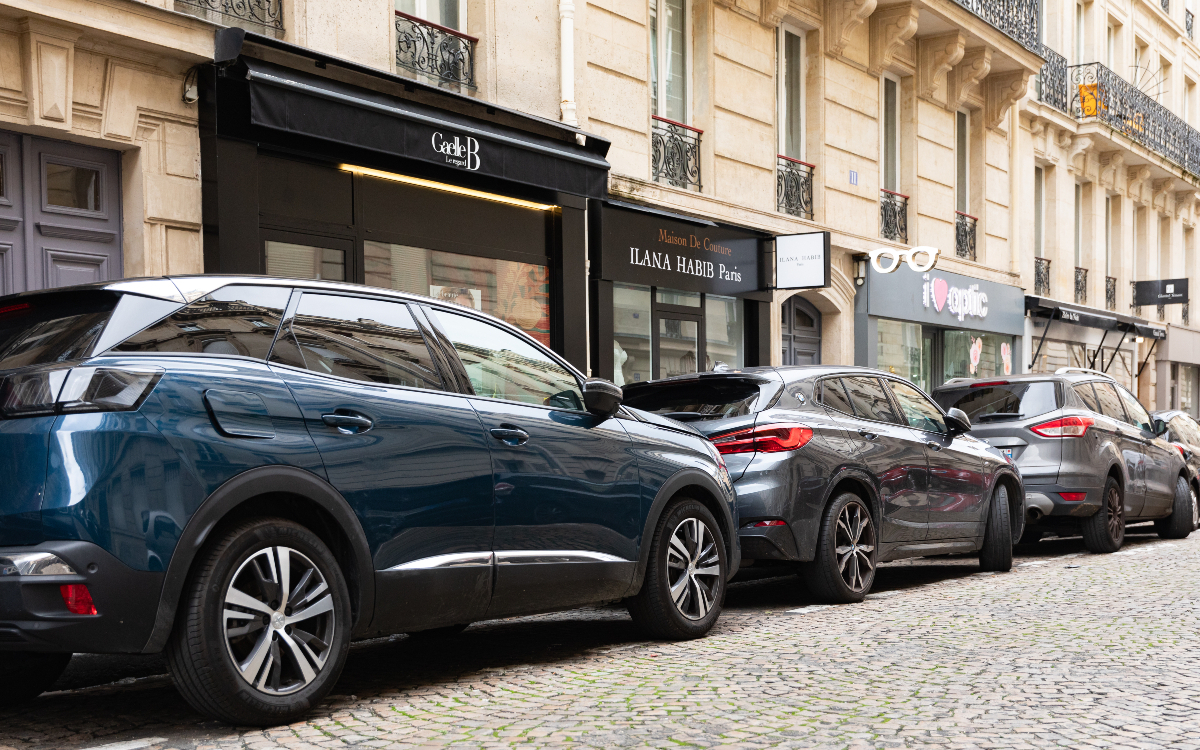 Stationnement dans une rue commerçante du 16ème. 