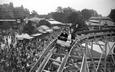Attraction le scenic-railway à la Foire du Trône. Paris, juin 1941.