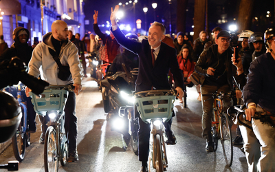 Emmanuel Grégoire salue ses partisans alors qu’il repart sur un Vélib’, en direction de l’Hôtel de Ville de Paris après sa victoire, à la suite de l’annonce des résultats officiels du second tour des élections municipales françaises de 2026 à Paris, le 22 mars 2026