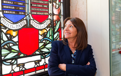 Dévoilement de la gravure sur vitrail avec le nom de Anne Hidalgo.