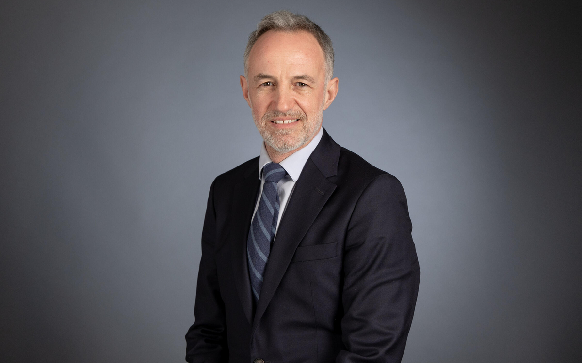 Portrait du Maire Emmanuel Grégoire.