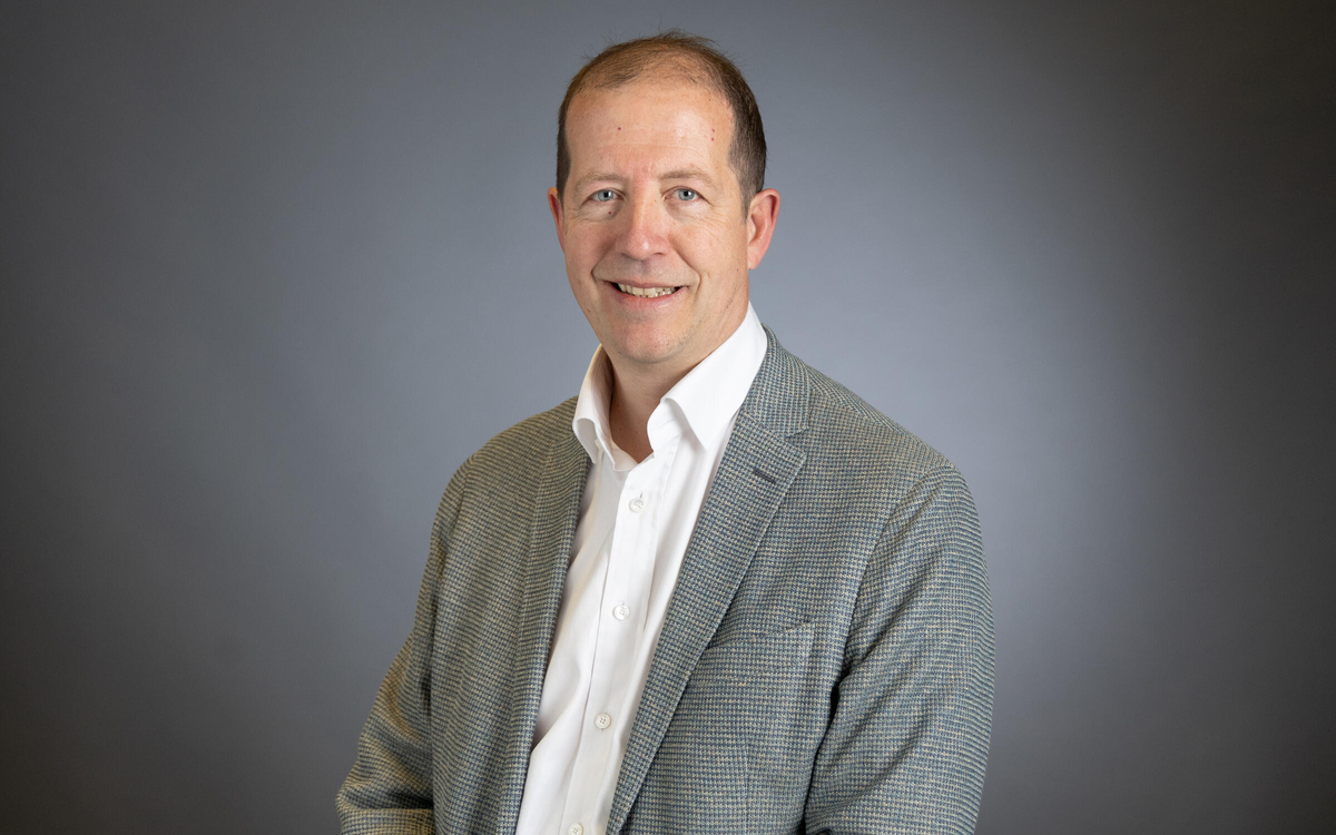 Portrait de Aurélien Véron.