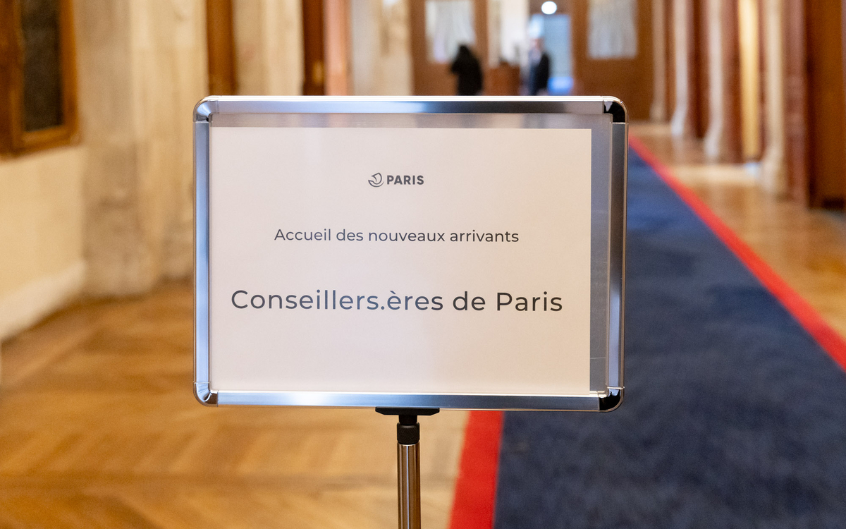 Pancarte annoncant l'accueil des nouveaux conseillers.ères. de Paris