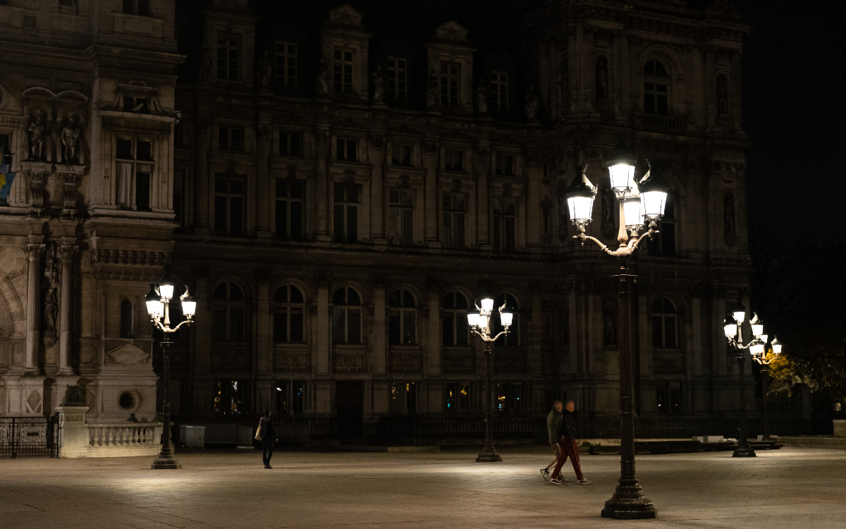 L'hôtel de Ville est éteint durant la Earth Hour. 