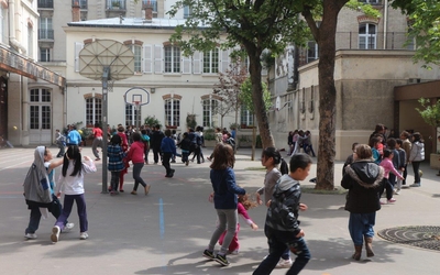 Enfants dans une cours d'école