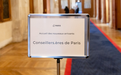 Pancarte annoncant l'accueil des nouveaux conseillers.ères. de Paris