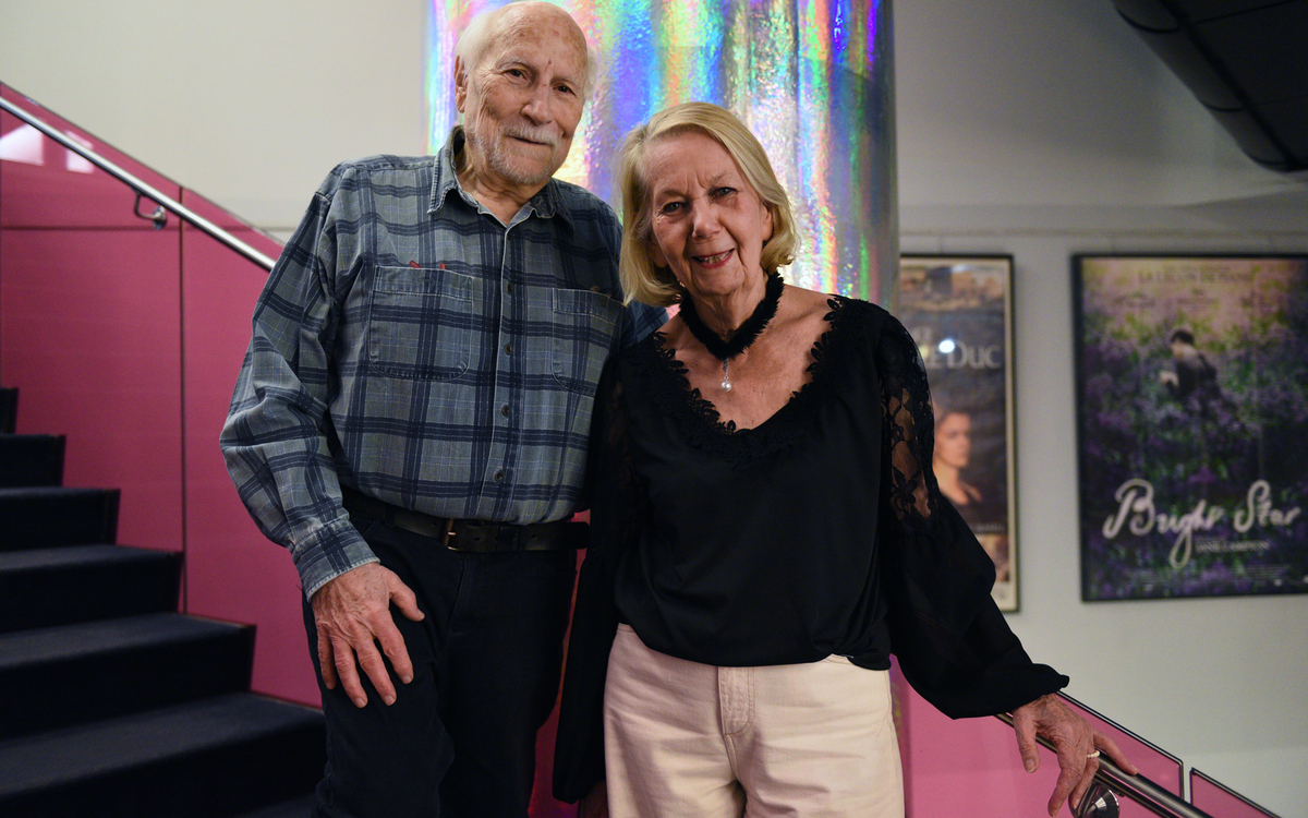 Le couple se tient debout dans les escaliers 