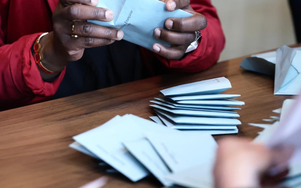 Gros plan sur des bulletins de vote dépouillés