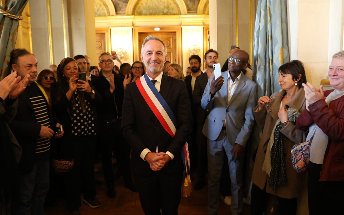 Emmanuel Grégoire, face aux photographes