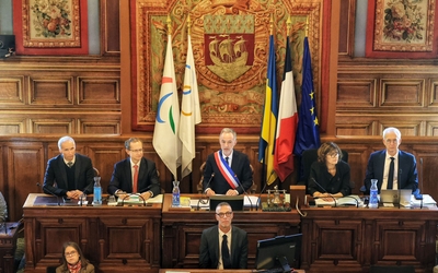 Dans l'hémicycle, Emmanuel Grégoire