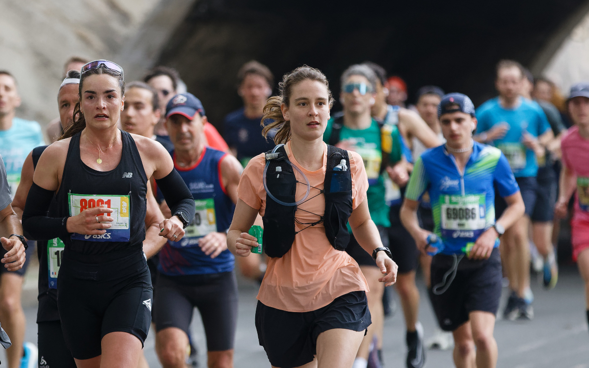 Une coureuse avec son camelback durant le Marathon de Paris 2025 sur les berges de Seine. 