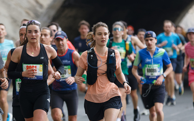 Une coureuse avec son camelback durant le Marathon de Paris 2025 sur les berges de Seine. 