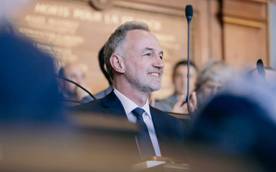 Portrait d'Emmanuel Grégoire lors de son élection à la mairie de Paris.