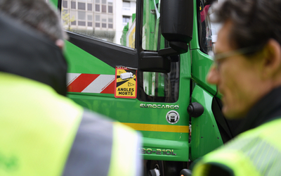 Des agents de propreté devant un camion-benne lors d'atelier de sensibilisation à l'angle mort avec des 6ème du collège Mozart, dans le 19e. 
