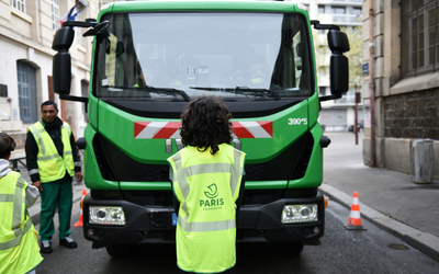 Un collégien devant un camion-benne  lors d'un atelier de sensibilisation à l'angle mort avec des 6ème du collège Mozart, dans le 19e. 