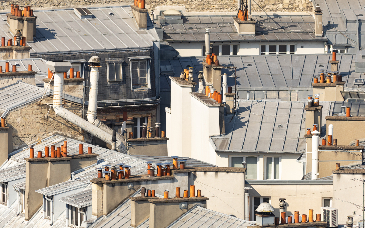 Vue aérienne sur les cheminées et les toits de Paris depuis l'Arc de Triomphe. 