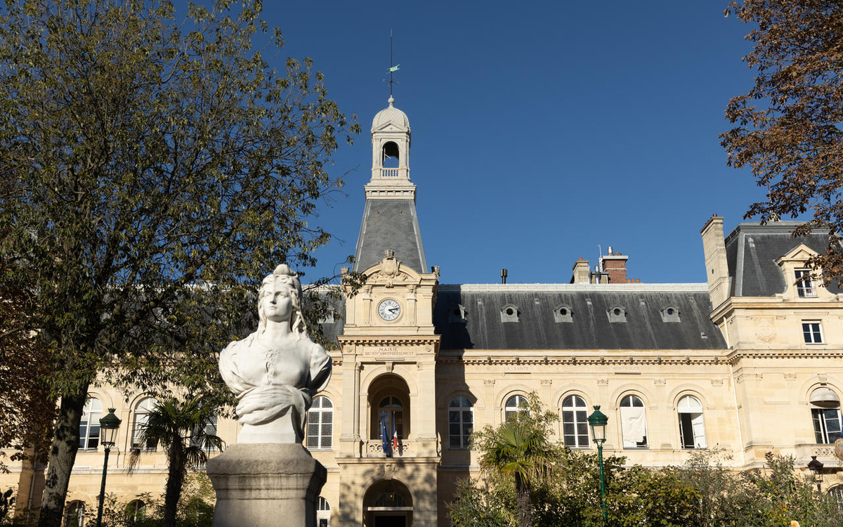 Façade de la mairie du 14e avec en premier plan buste de Marianne