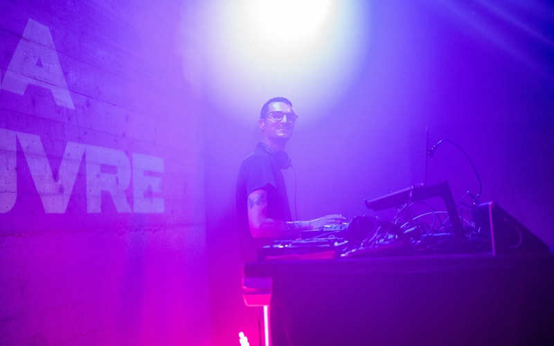 Le journaliste Sylvain Di Cristo derrière des platines