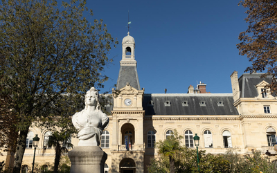 Façade de la mairie du 14e avec en premier plan buste de Marianne