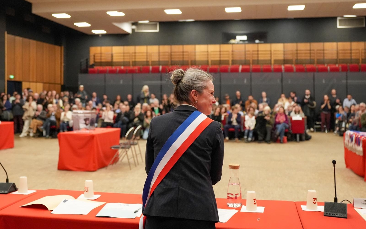 Lucie castets devant la foule du 1er CA 