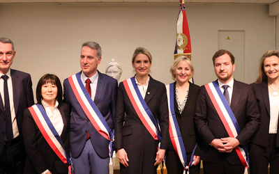 Photo de 7 personnes avec des écharpes tricolores