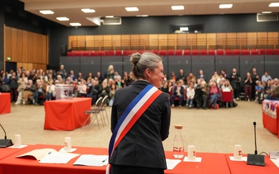 Lucie castets devant la foule du 1er CA 