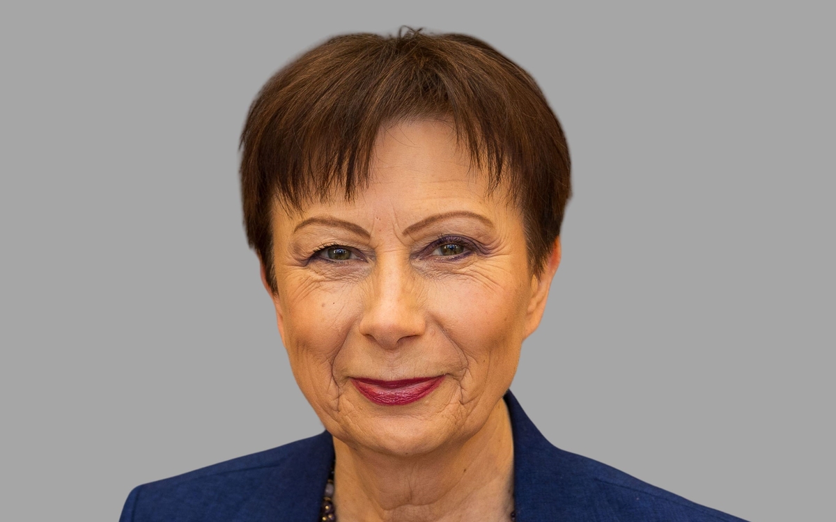 femme en veste sur fond gris