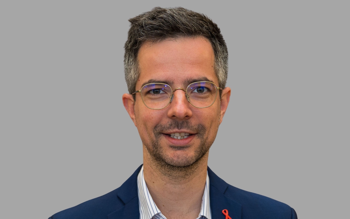 homme à lunettes sur fond gris