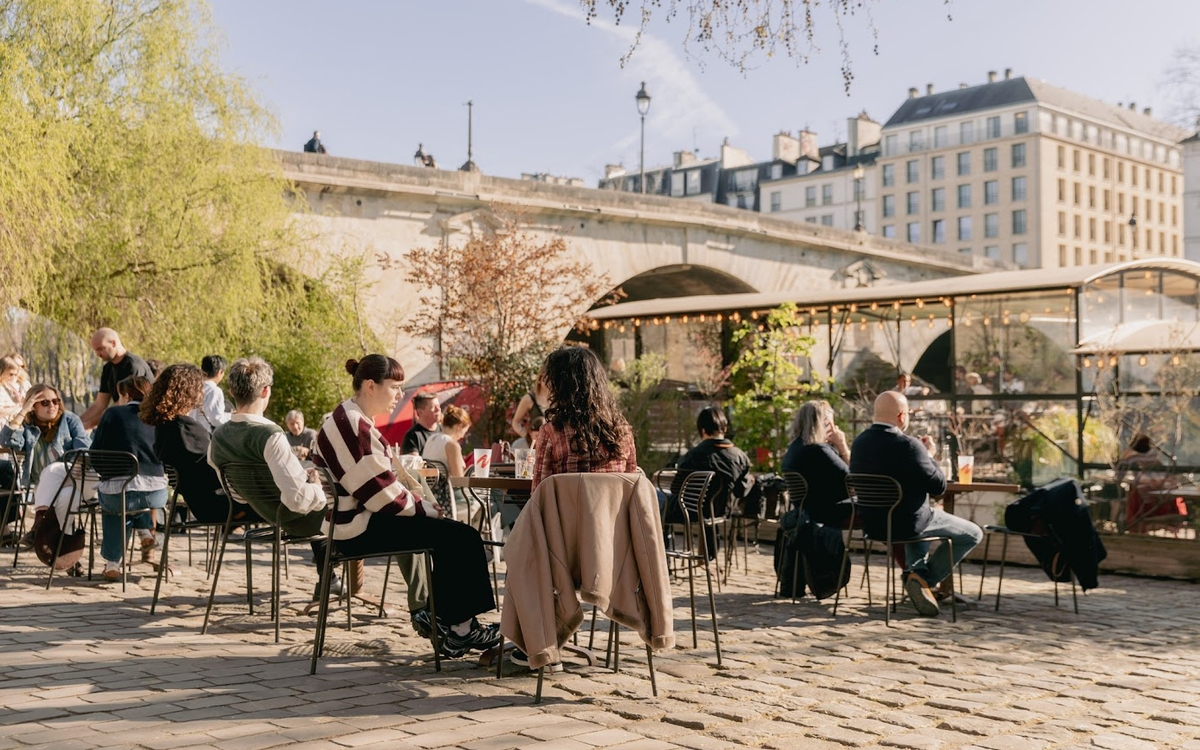 Personnes en terrasse sur les quais
