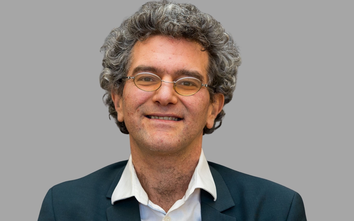 homme à lunettes sur fond gris