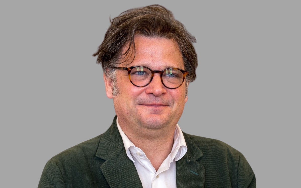 homme en veste sur fond gris