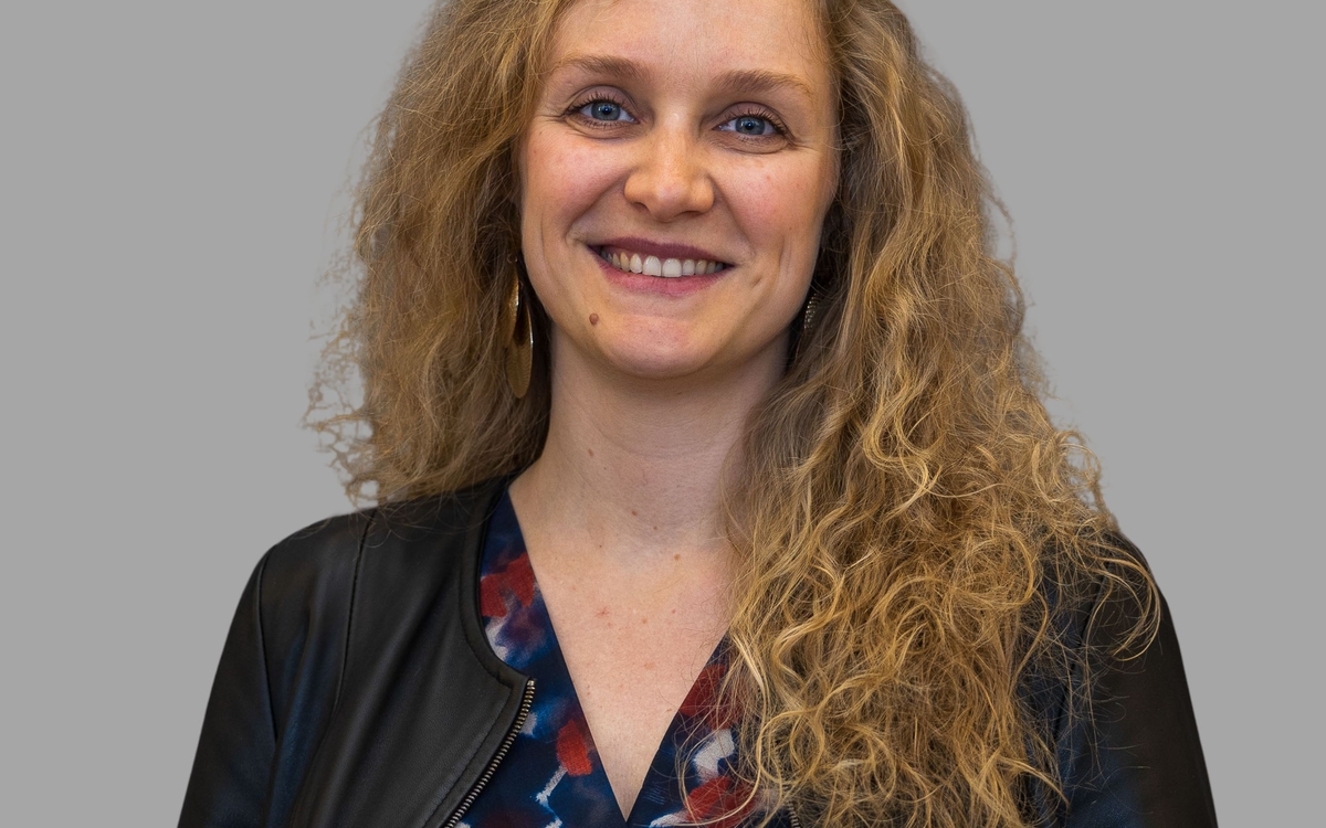 jeune femme sur fond gris