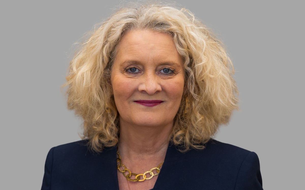 femme en veste sur fond gris