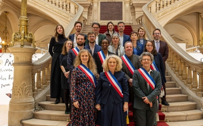 nouvelle équipe municipale posant dans l'escalier d'honneur