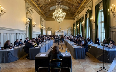 Les élus du 19e réunis pour le Conseil d'arrondissement dans la salle des fêtes de la Mairie