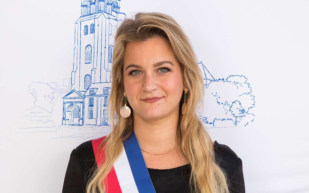 Photographie de Céline Hervieu qui porte une écharpe tricolore