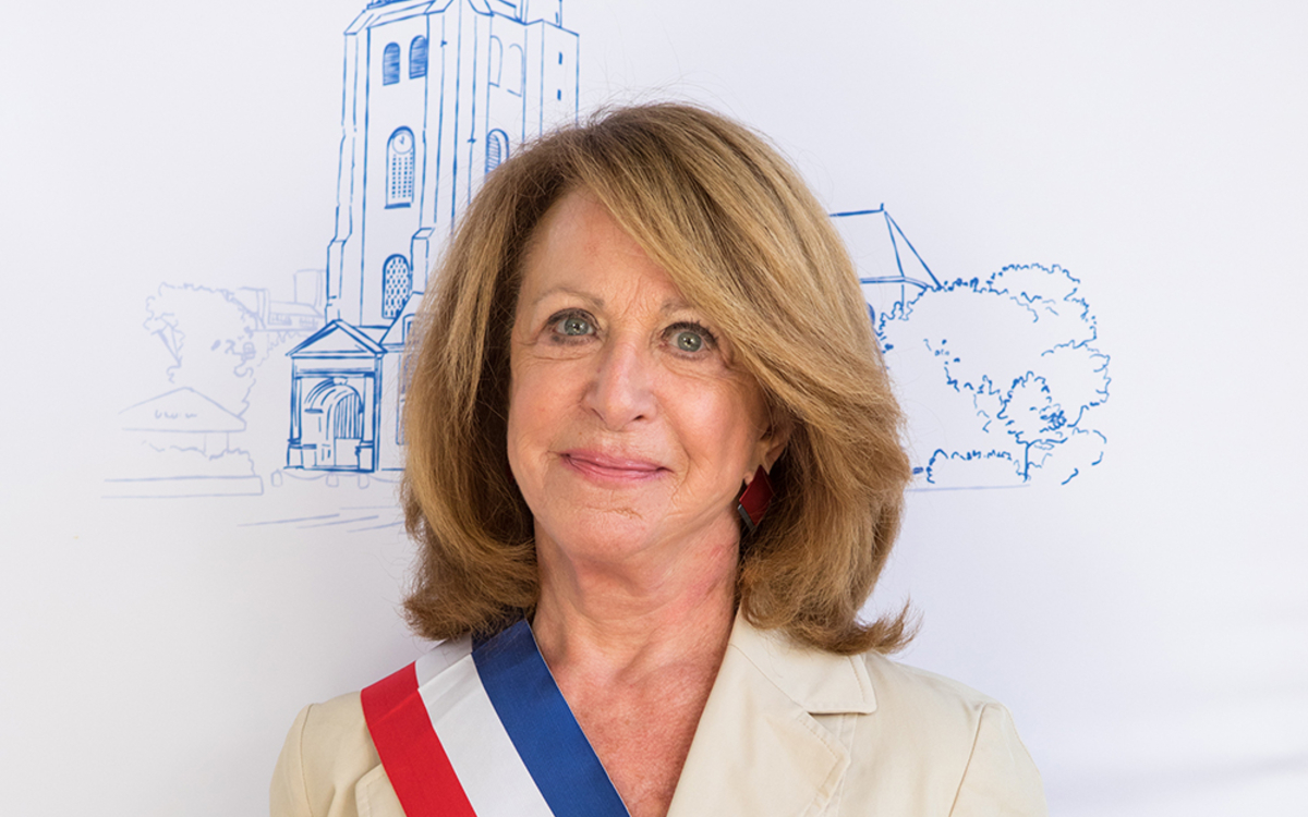 Photographie de Chantal Lambert-Burens qui porte une écharpe tricolore