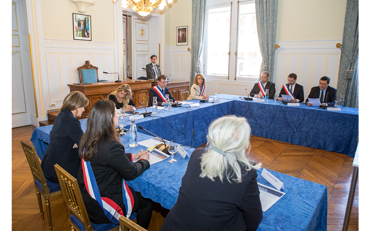 Photographie d'un Conseil d'Arrondissement. On y retrouve le Maire, ses adjoints et ses conseillers