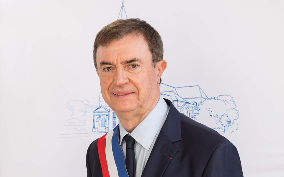 Photographie du Maire, Jean-Pierre Lecoq qui porte une écharpe tricolore