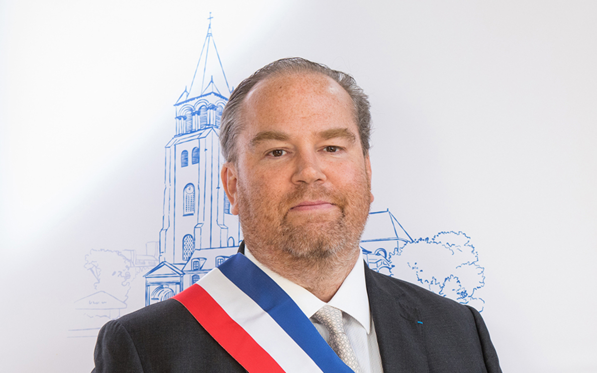 Photographie de Charles Flobert qui porte une écharpe tricolore