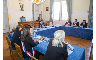 Photographie d'un Conseil d'Arrondissement. On y retrouve le Maire, ses adjoints et ses conseillers