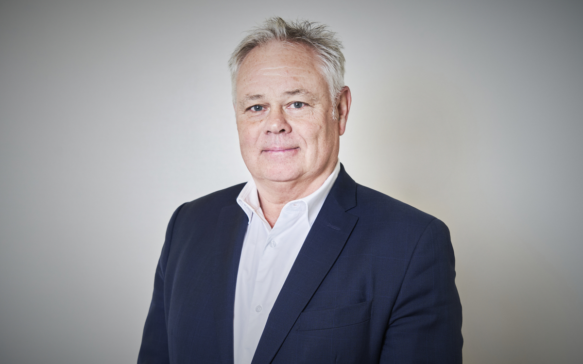 Portrait de Thierry LE DEZ chemise blanche sous veste marine